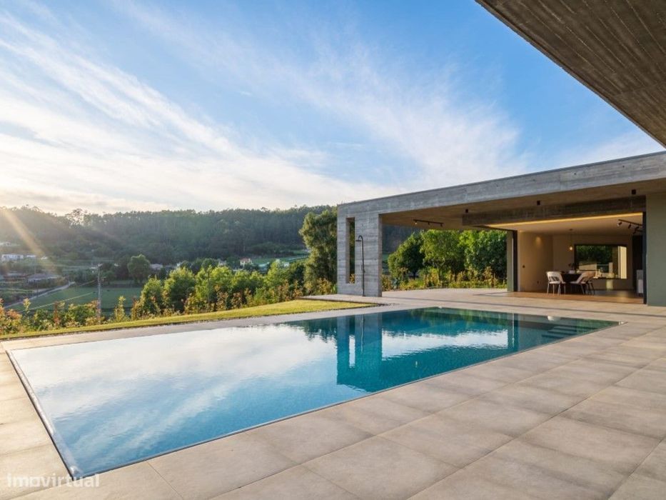 Moradia Térrea com Piscina Infinita e Vista Panorâmica sobre o Vale
