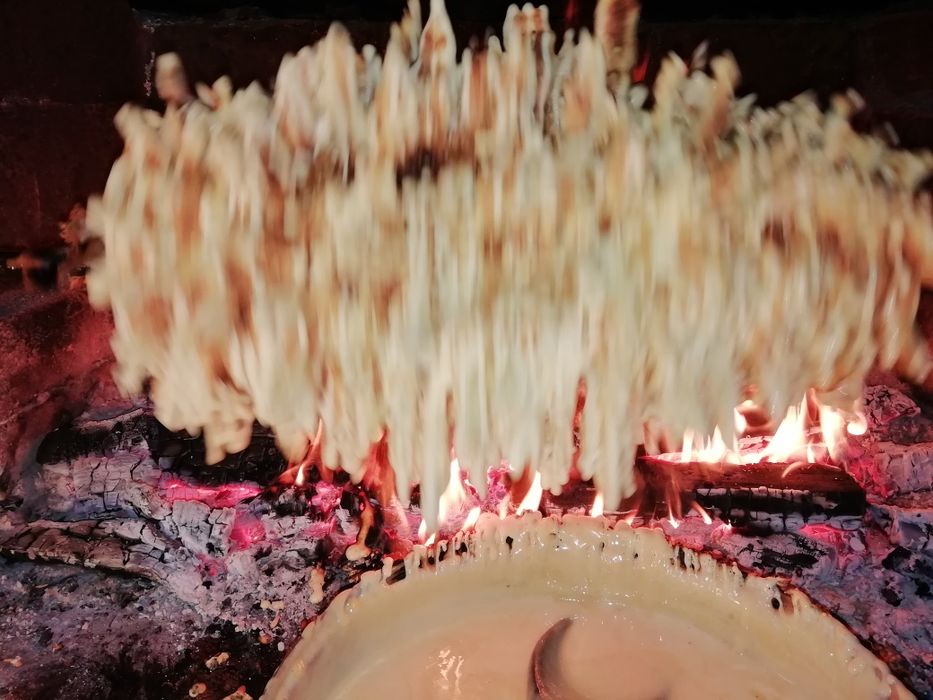 Sękacz pieczony na ogniu drewnie olszowym