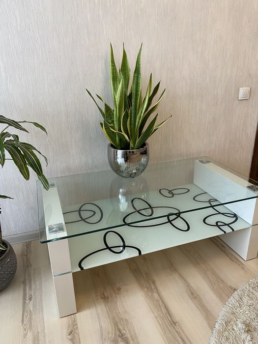 Скляний стіл білий