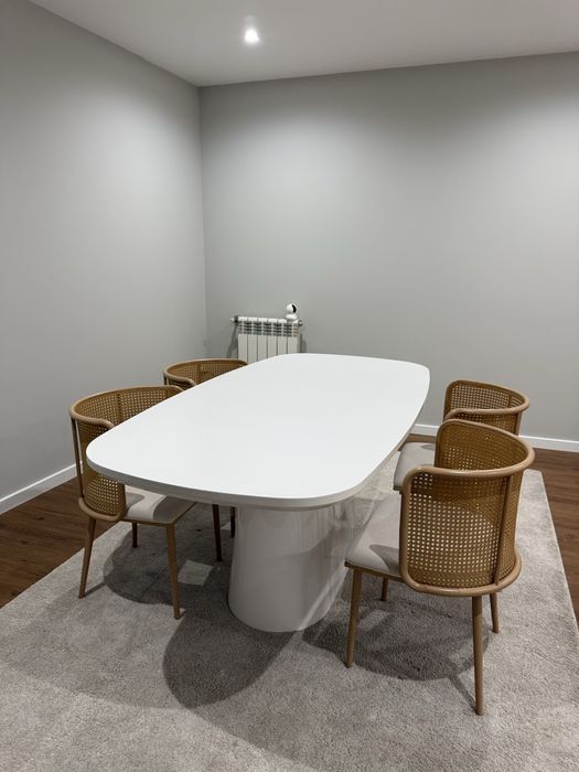 Cadeiras em metal e rattan