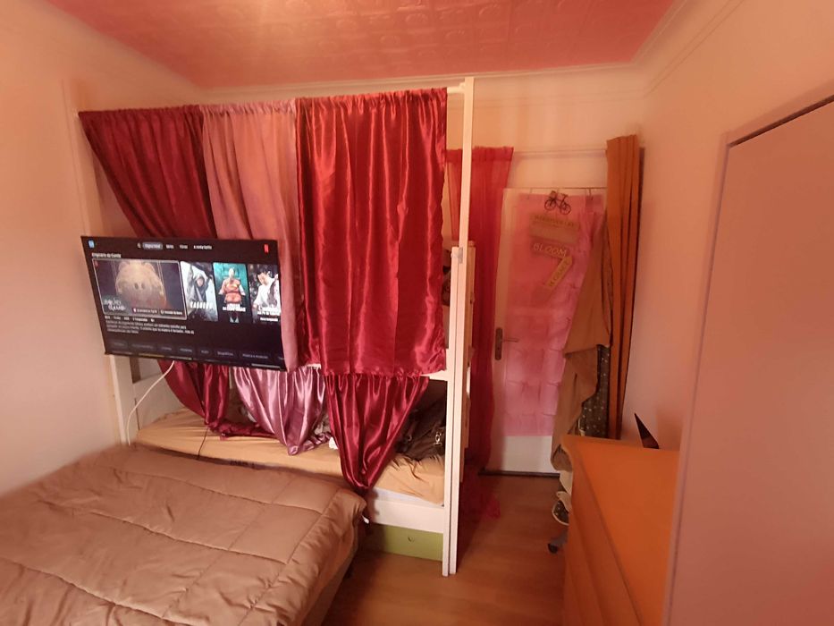 Quarto Triplo c/ Cama Casal, Beliche, TV 50", Netflix & AC