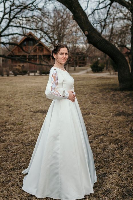 Атласна весільна сукня
