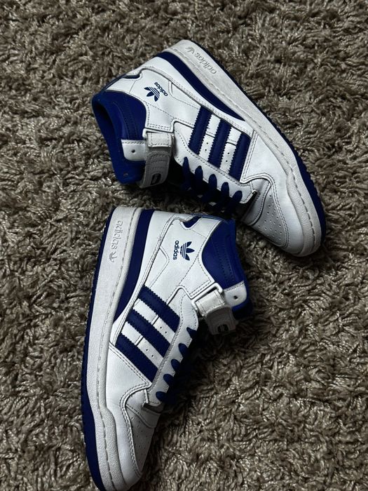 Баскетбольні кросівки Adidas Forum Mid білого кольору з синіми деталями
