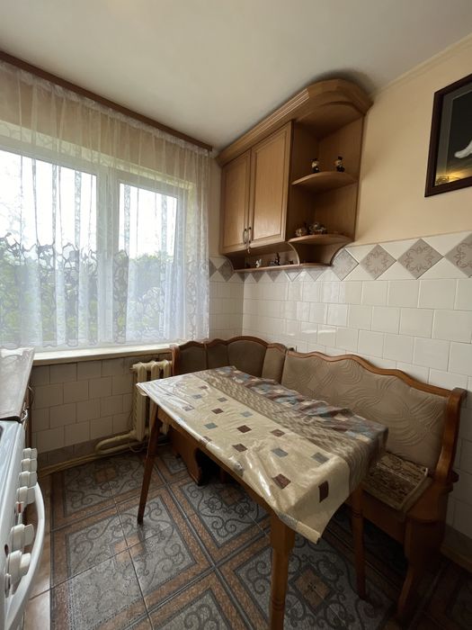 Квартира в гарному стані, з меблями в центральній частині.