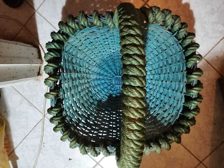 Cesto muito resistente em muito bom estado