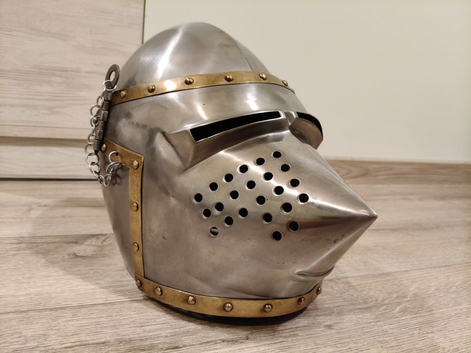Metalowy hełm rycerski basinet Houndskull, replika