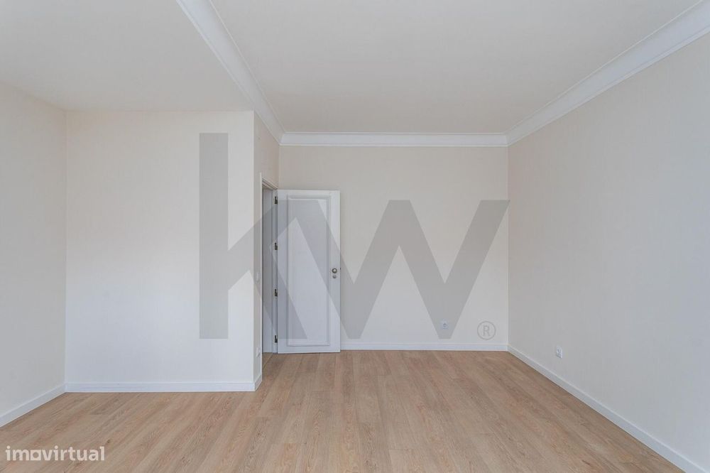 T2 renovado com varanda na Estrela | 2.300€/mês