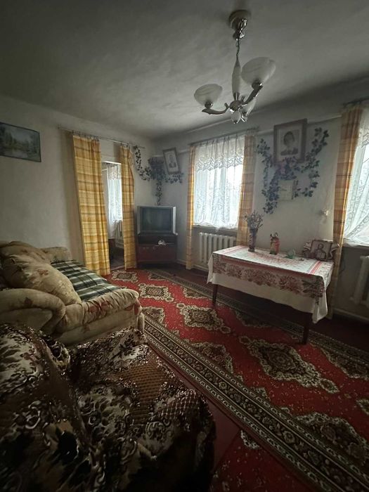 Будинок у самому центрі села Димер з усіма комунікаціями