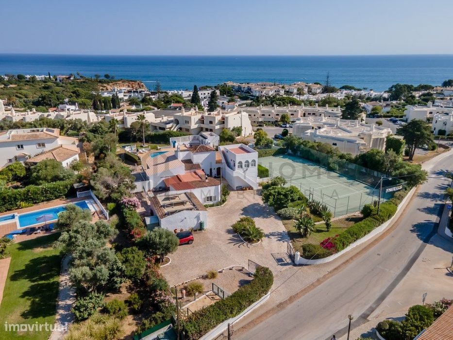 Moradia T6 com piscina e campo de ténis