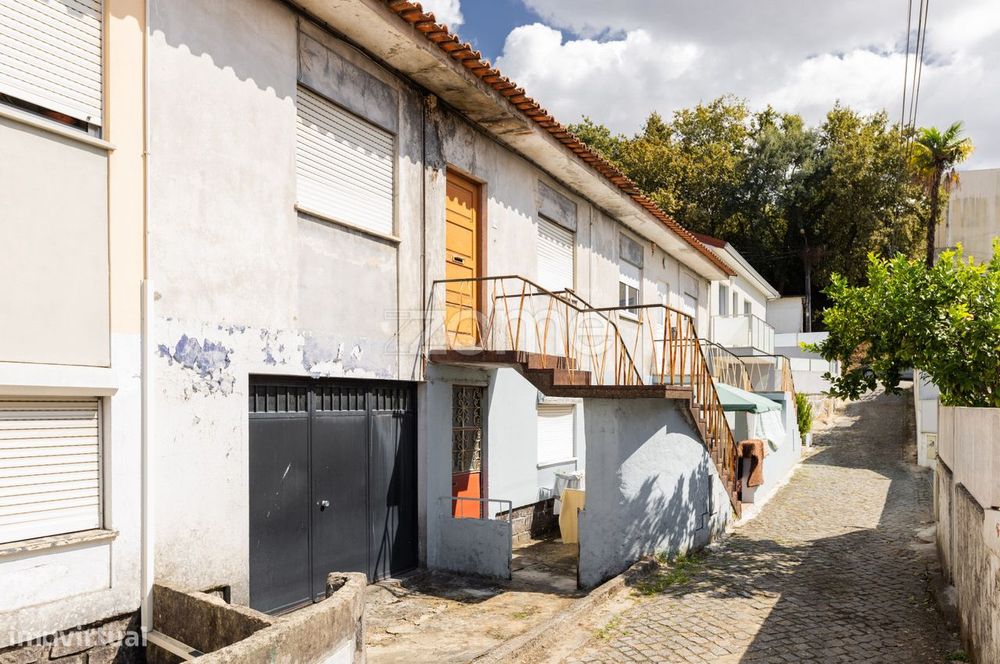 Moradia T8 com logradouro para recuperar em Dume - Braga