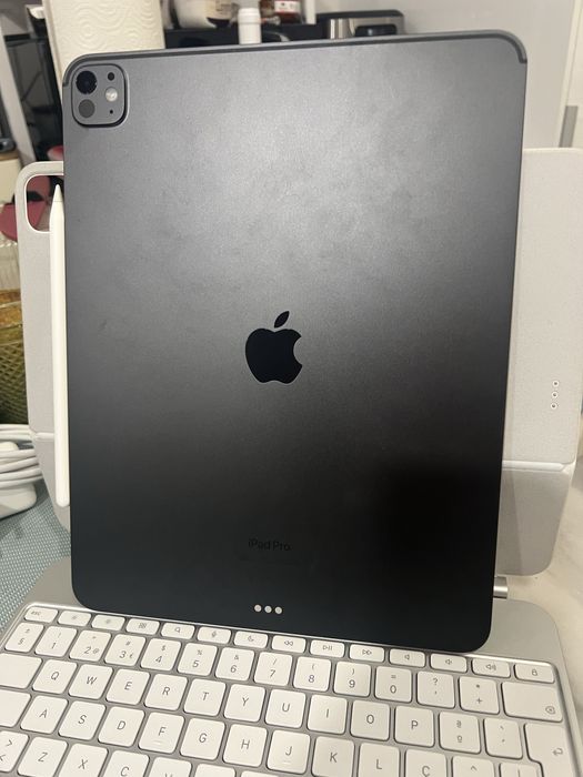 iPad Pro 13’’ (2024) Preto Sideral + Apple Pencil Pro + Teclado Apple