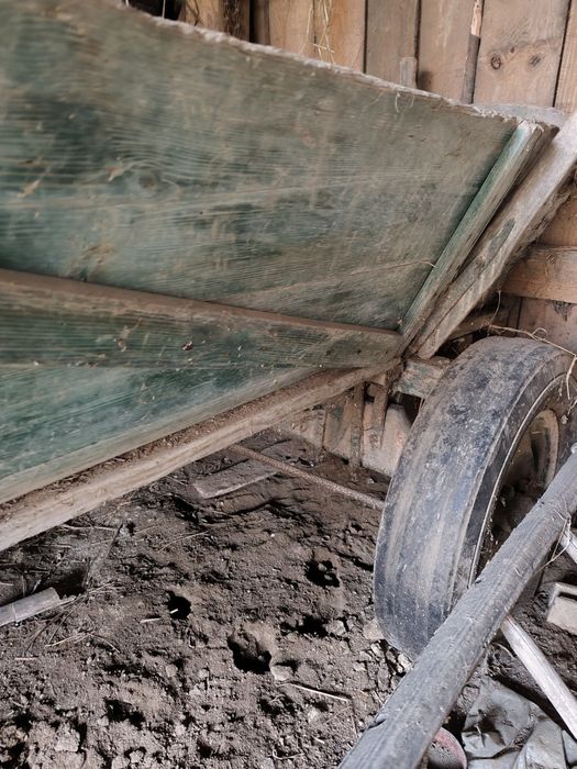 Wóz na kołach gumowych