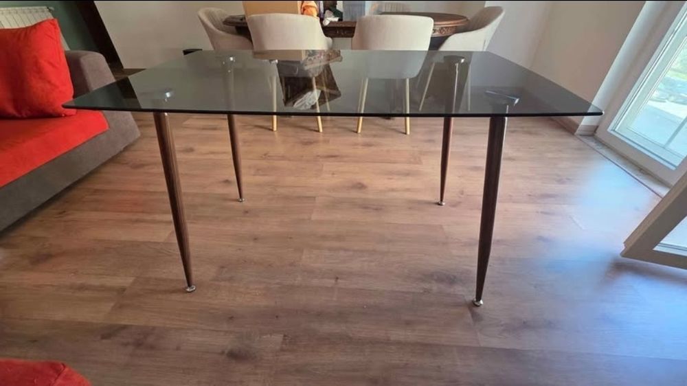 Mesa de vidro com pernas de madeira
