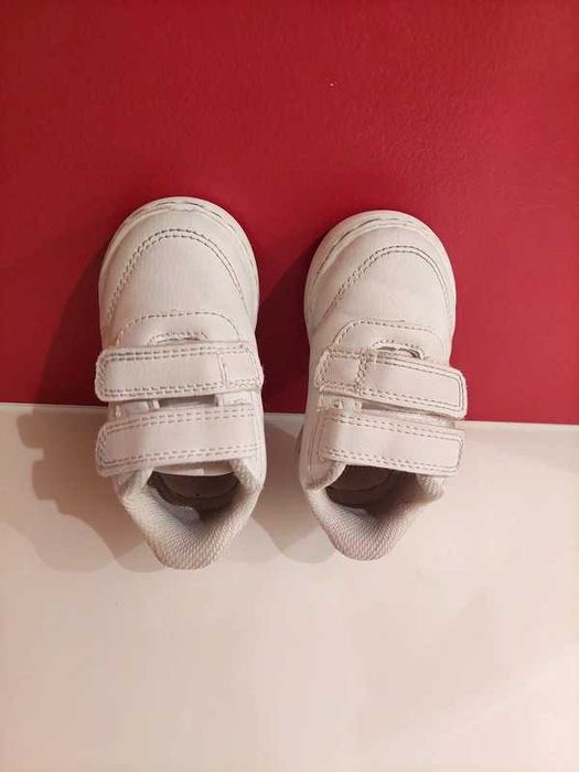 Tenis brancos bebe com velcro