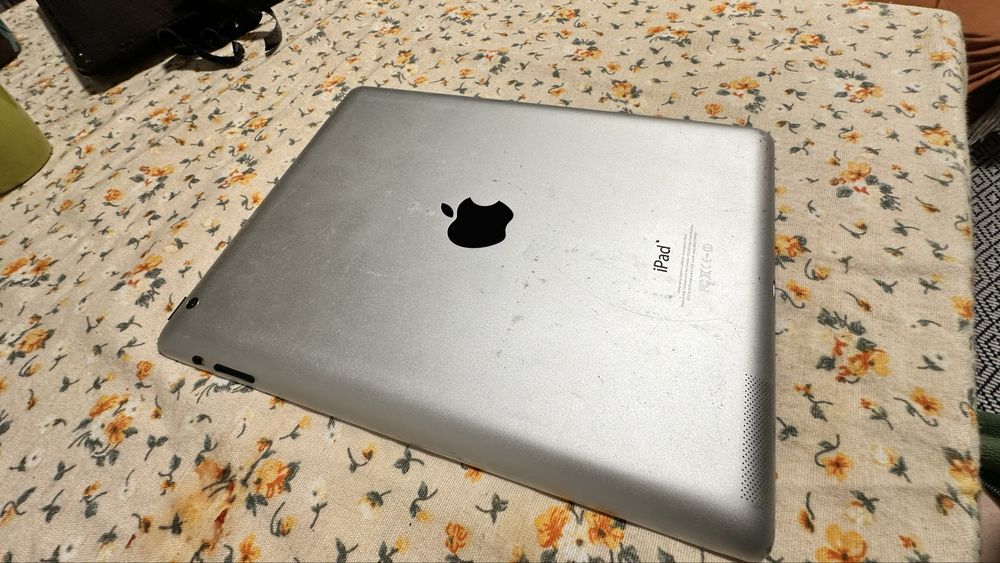 Ipad 4, гарний стан, екран цілий, батарея добре тримає