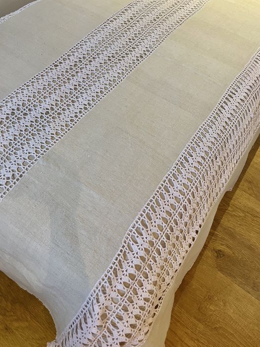 Colcha antiga para cama de criança: linho e renda antiga