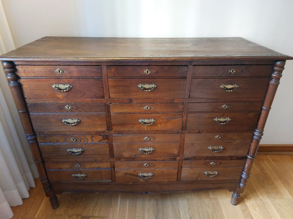 Comoda antiga em castanho velho restaurada grandes dimensões.