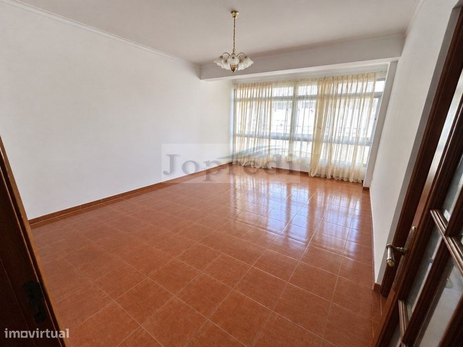 Apartamento T3 resultado da união de 2 apartamento