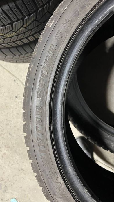Пара зимової гуми 275/35/19