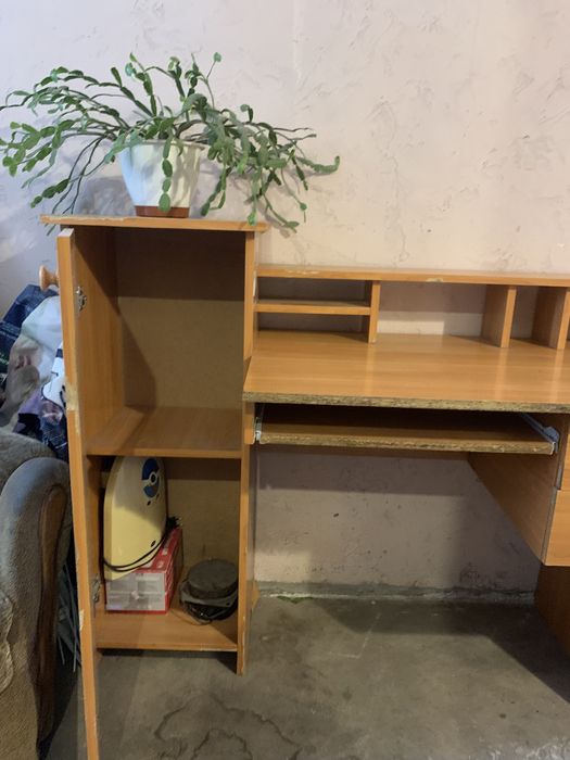 Письменный стол для школьника.