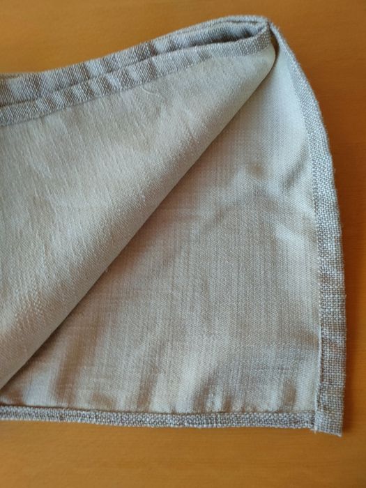 Cortinados em tecido opaco.