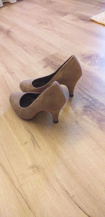 Sapatos bege de salto