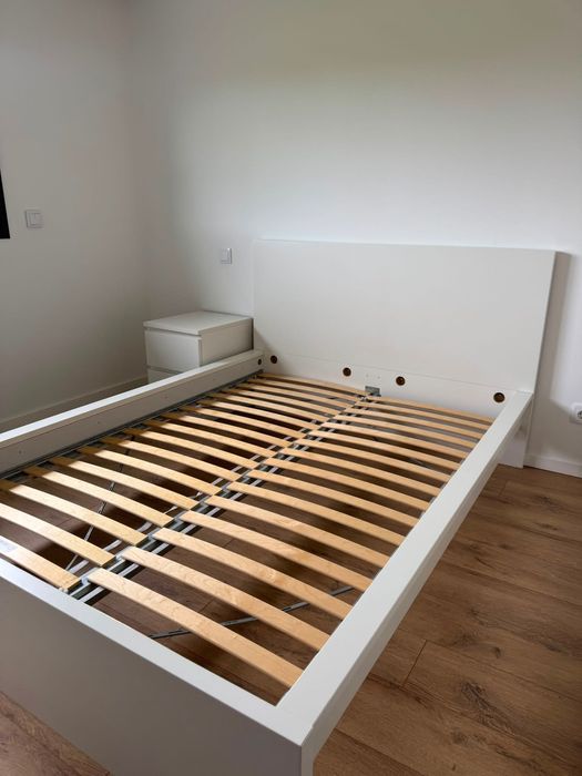 Cama MALM com mesa de cabeceira