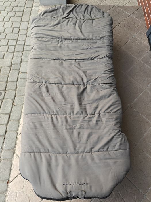 Łóżko karpiowe Avid Carp Benchmark Memory Foam Sleep System poduszka