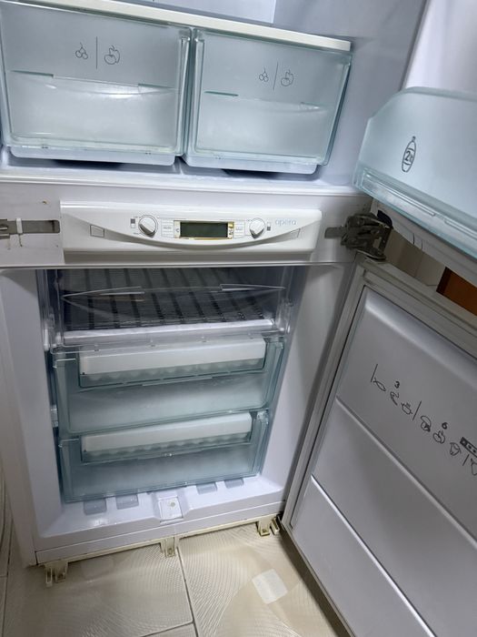 Frigorifico encastre hotpoint ariston com cerca de 8 anos de utilizaca