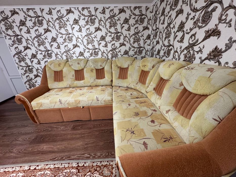 Угловой диван в хорошем состоянии
