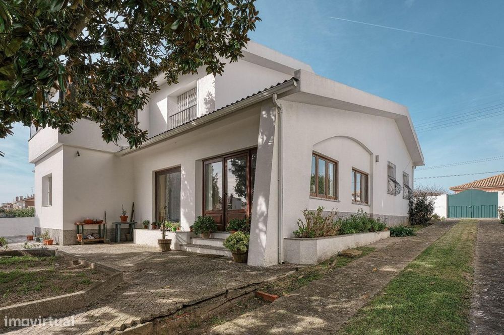Moradia de Arquitectura Distinta dos Anos 70 com Grande Jardim a Sul
