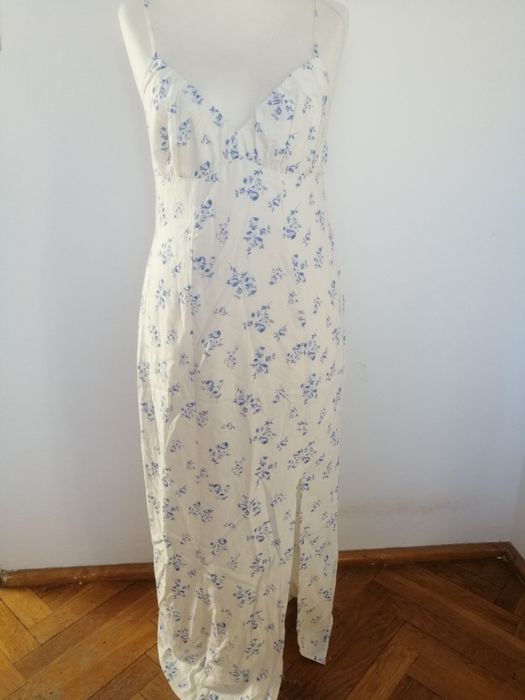 Sukienka długa z rozporkiem.