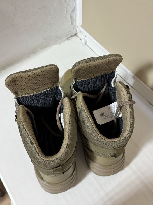 Черевики з високими берцями