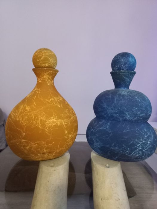 Louça decorativa azul e amarelo.