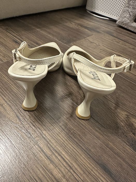 Perłowe buty ślubne brilu.