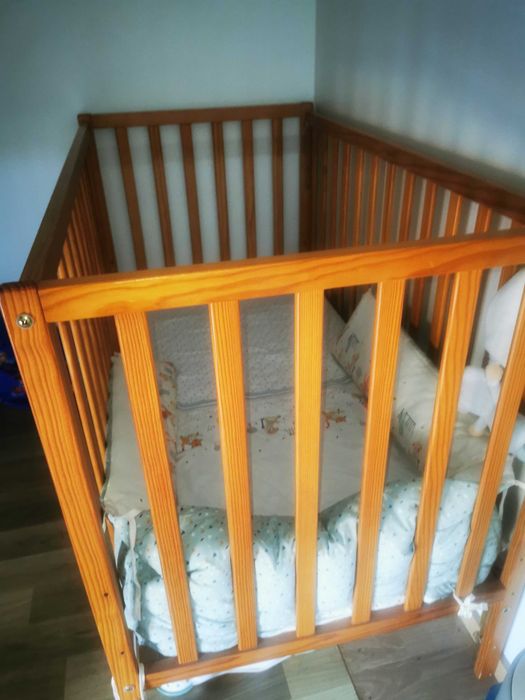 Berço para bebé dormir com colchão