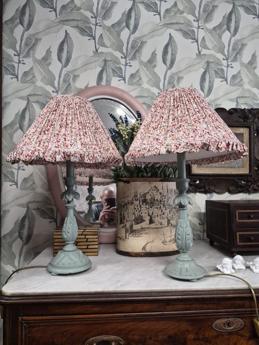 Par de candeeiros de mesa com pé em madeira.