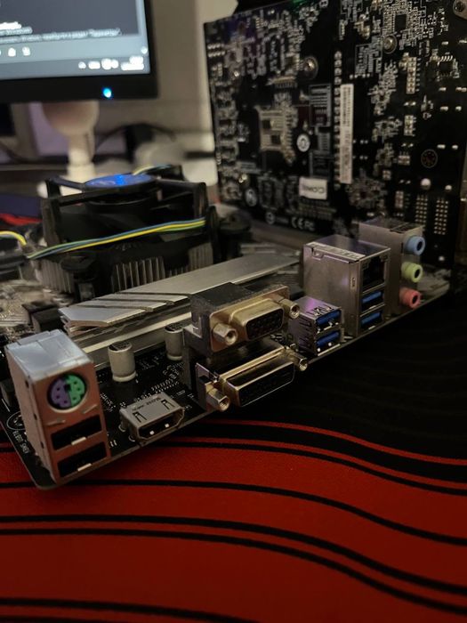 Продам бюджетный Игровой комплект (b460 plus, i3 10100f , + кулер)