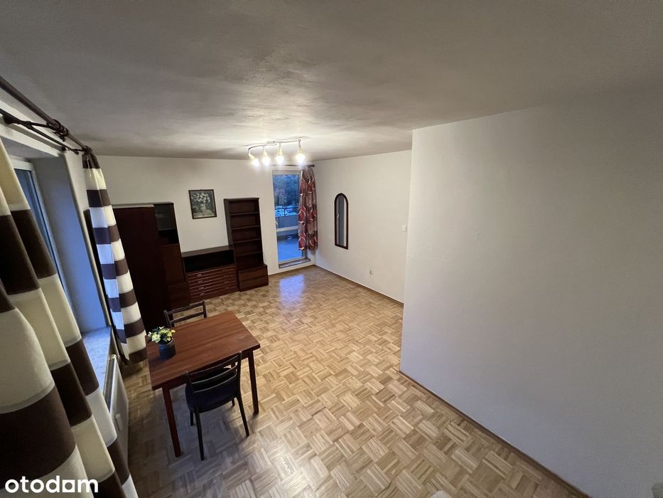 Bezpośrednio kawalerka na 1piętrze z loggią ok10m2 i oddzielną kuchnią