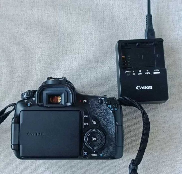 Canon EOS 60D   .