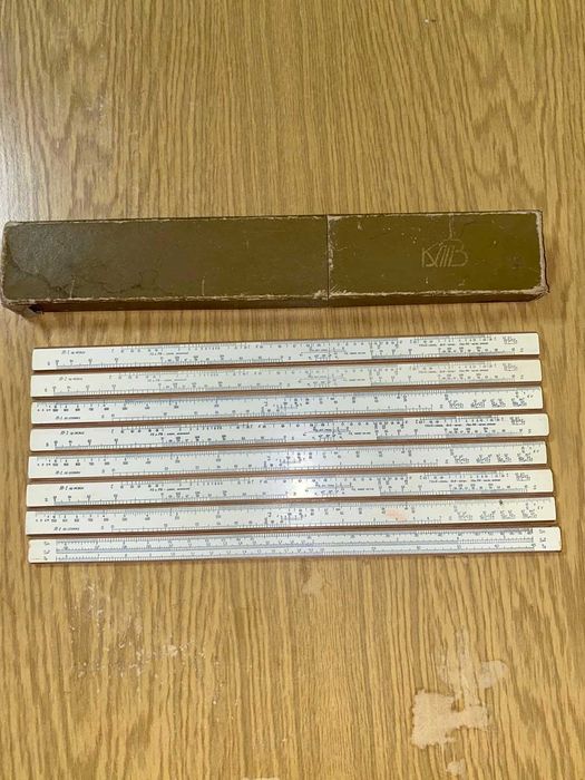 Логарифмічні лінійки у футлярі