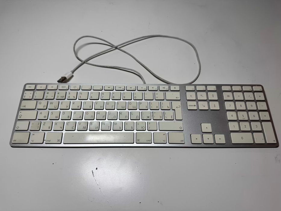 Клавіатура Apple Keyboard MB110 з цифровим блоком — USB, оригінал, б/в