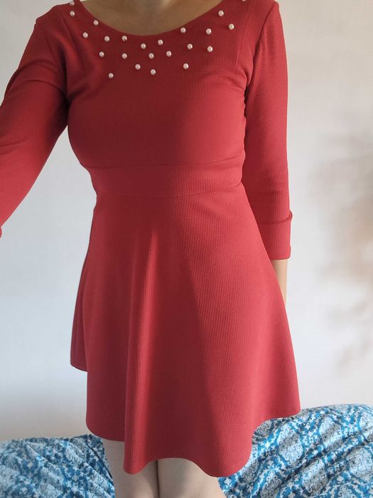sukienka czerwona z perłami