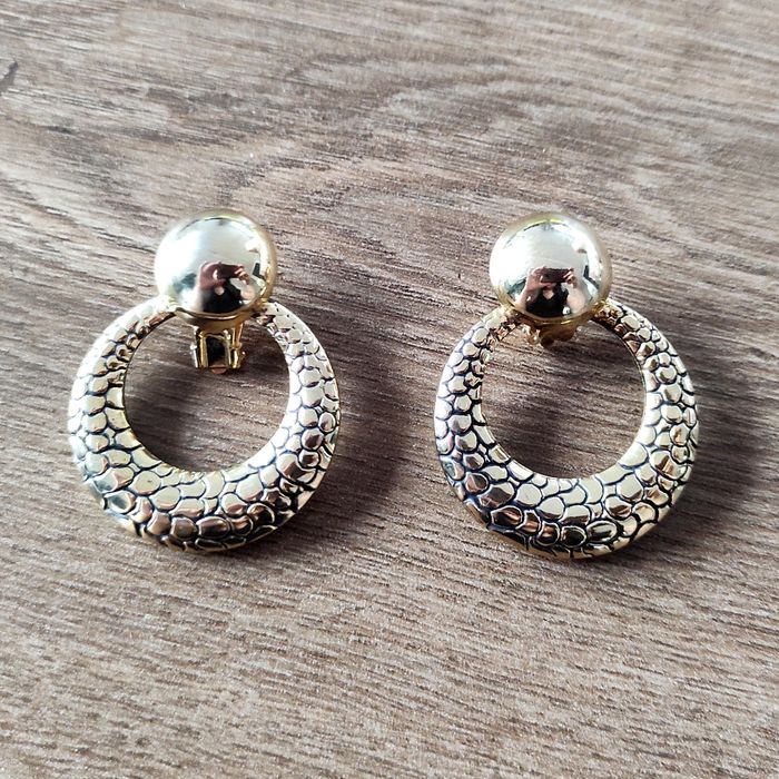 Okazałe klipsy vintage w kolorze złotym