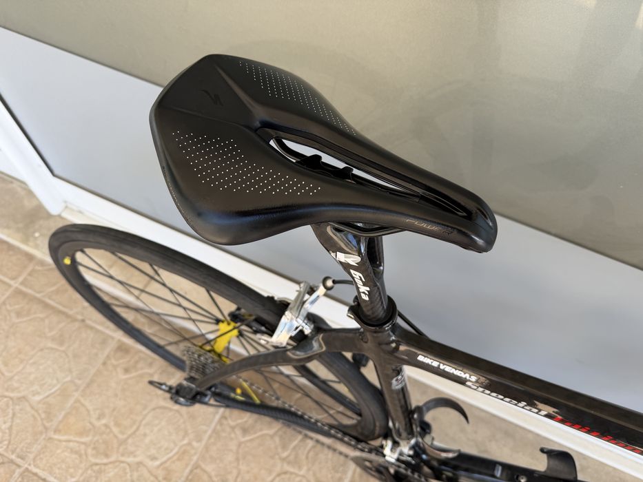 Bicicleta de estrada em carbono - Bem equipada