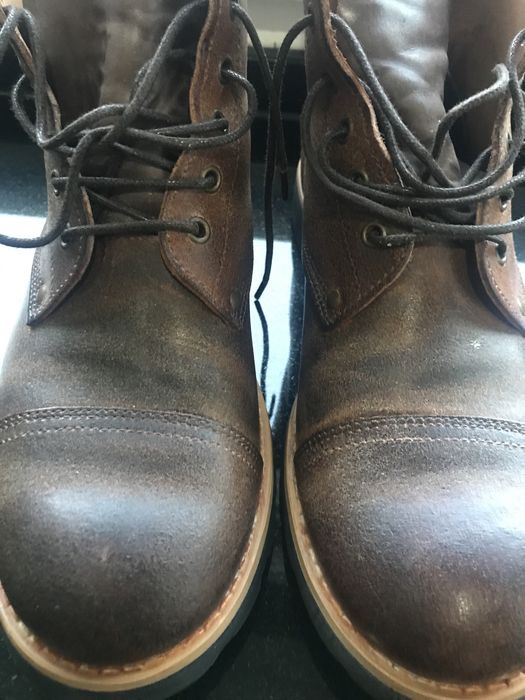 Botas em pele de cor castanha