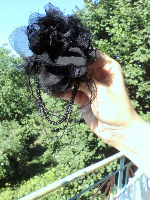 *Broszka, czarna róża