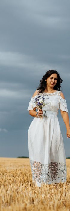 Біла сукня з вишивкою