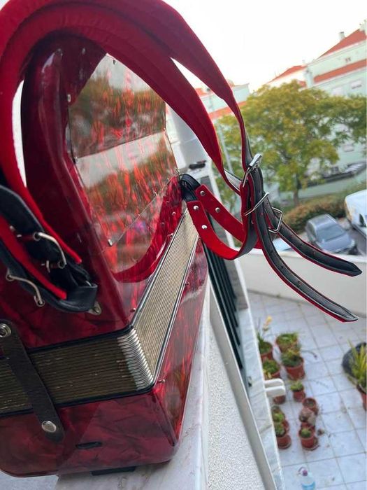 Acordeão Hohner Amati VIII à 3a voz com saco e correias novas