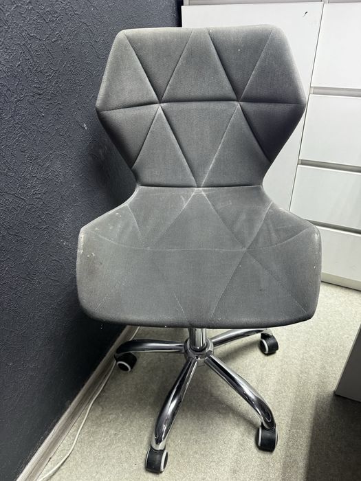 Стільці для майстра манікюра